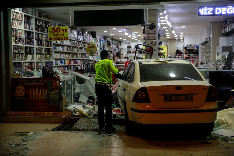 Başkentte Kaza Yapan Otomobil İş Yerine Girdi