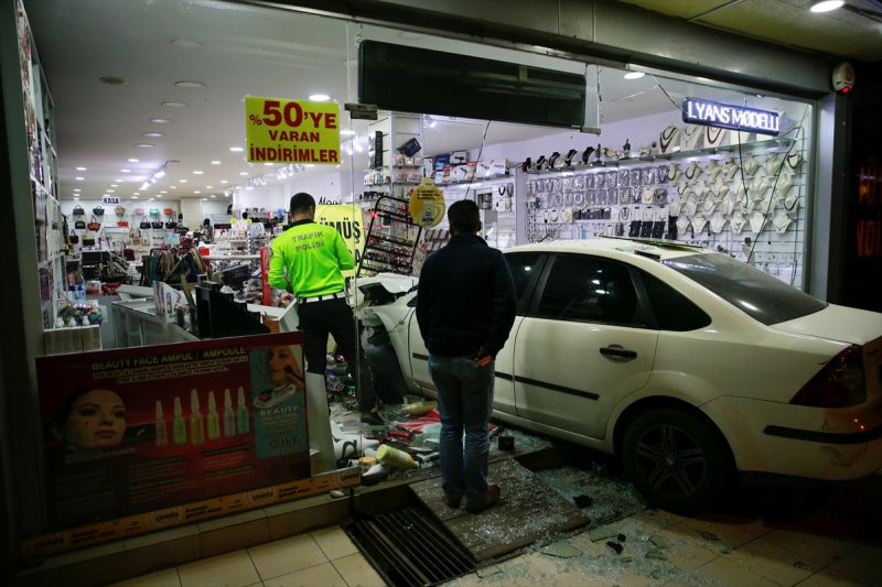 Başkentte Kaza Yapan Otomobil İş Yerine Girdi
