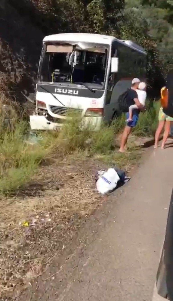 Turistleri Taşıyan Midibüs Devrildi Kazada 3'ü Rus Turist 4 Kişi Yaralandı