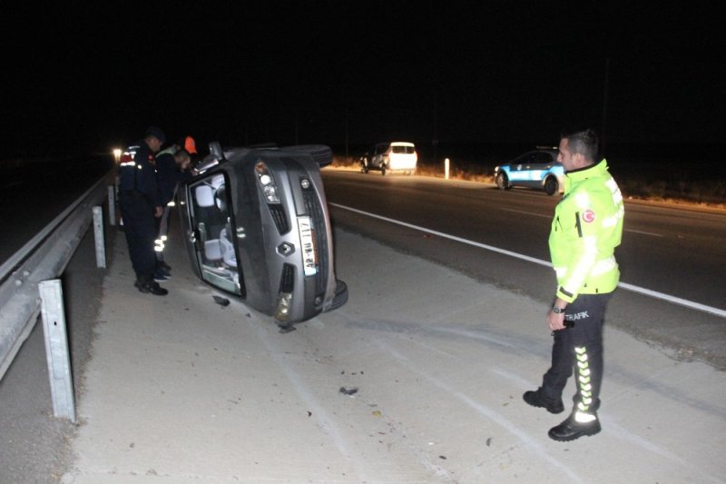 Karaman'da Yola Çıkan Köpeği Kurtaran Otomobil Yan Yattı