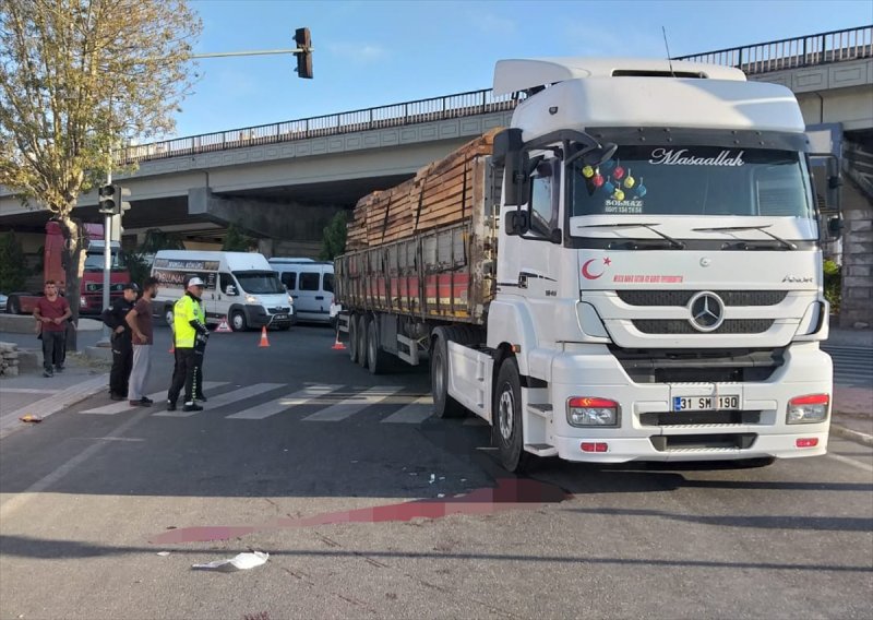 Aksaray'da Tırın Çarptığı Simitçinin Bacağı Koptu