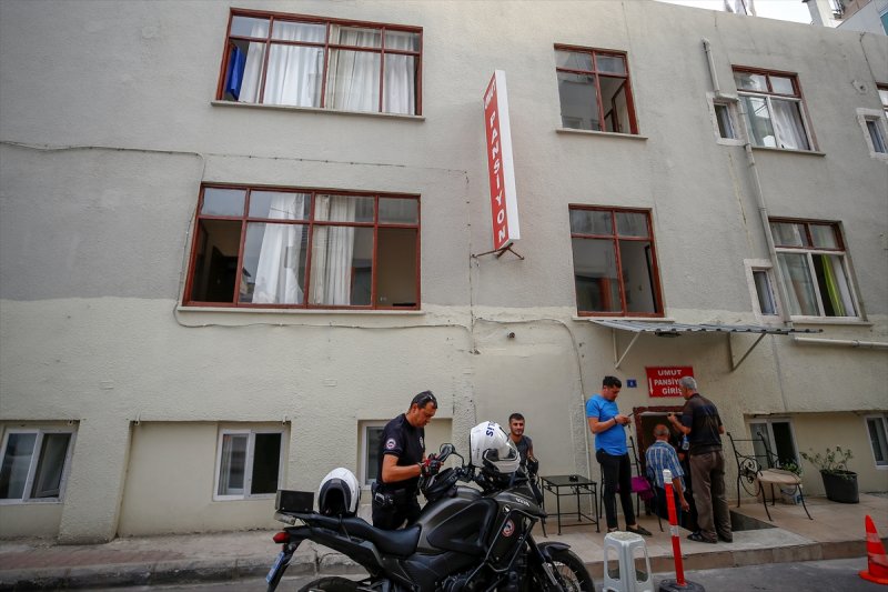 Pansiyon Sahibinden Bıçak Zoruyla Bin 150 Lira Gasp Ettiği İleri Sürülen Zanlı Aranıyor