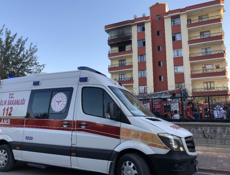 Konya'da Çıkan Yangın Apartman Sakinlerini Sokağa Döktü