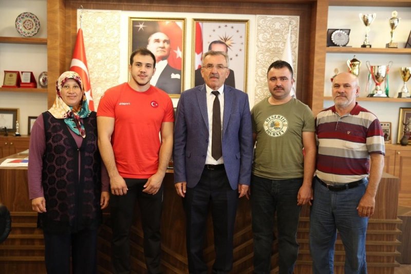 Başkan Aputkan, Balkan Gençler Şampiyonu Nail Seyyar ve Ailesini Makamında Kabul Etti