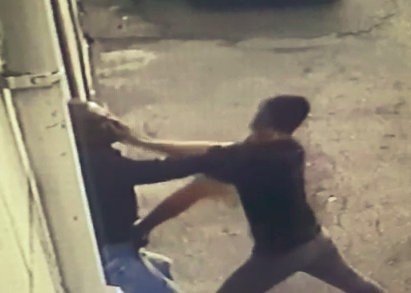 Bedensel Engelli Bir Kişiyi Darp Ederek Cebindeki 2 Bin 900 TL'sini Aldı