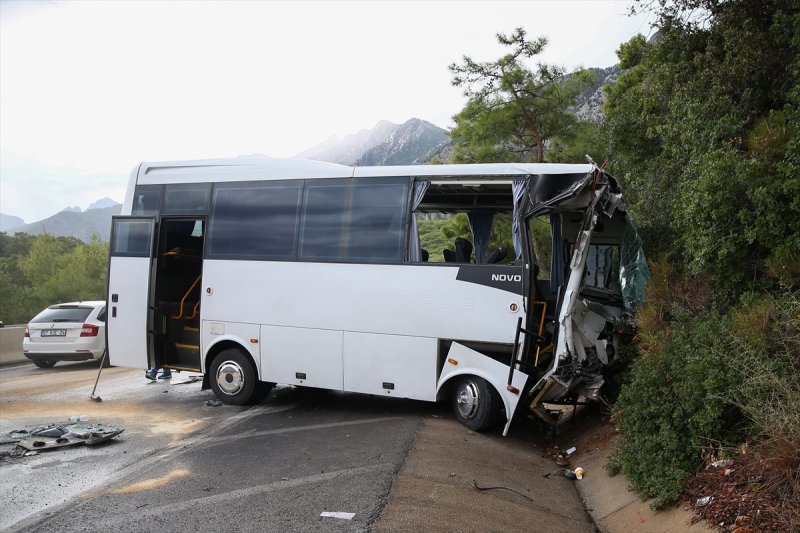 Antalya'da Trafik Kazası Meydana Geldi: Yaralılar Var