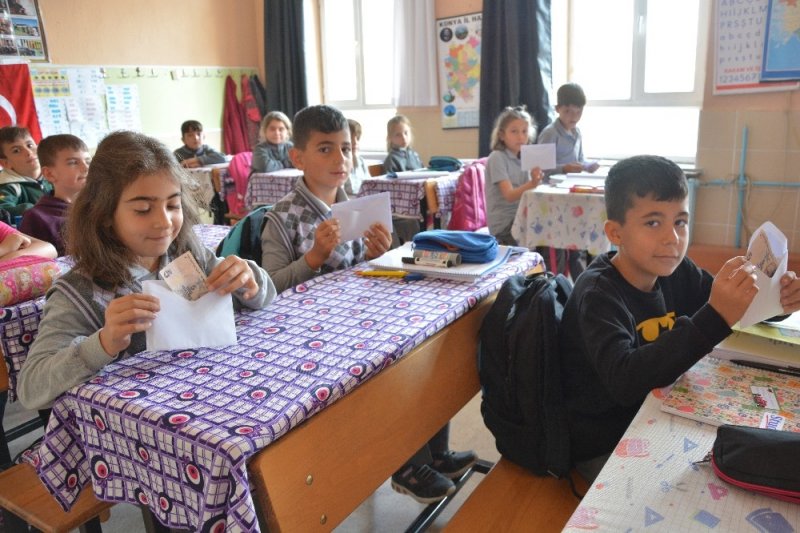 Öğrencilerden Mehmetçiğe Destek Mektubu Ve Türk Bayrağı