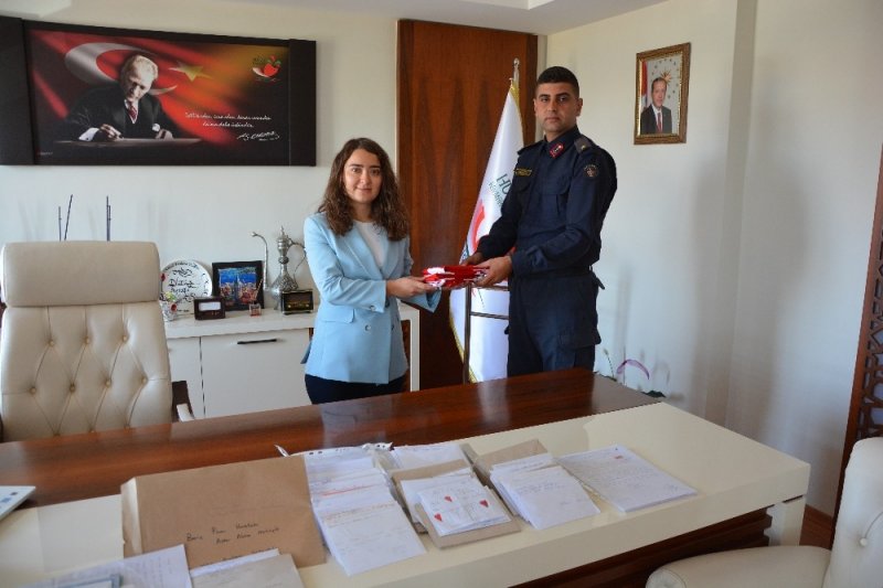 Öğrencilerden Mehmetçiğe Destek Mektubu Ve Türk Bayrağı