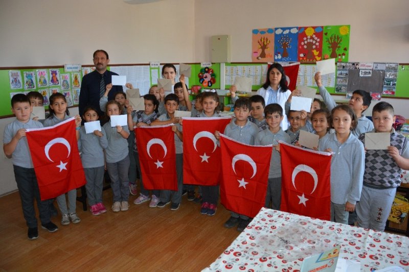Öğrencilerden Mehmetçiğe Destek Mektubu Ve Türk Bayrağı
