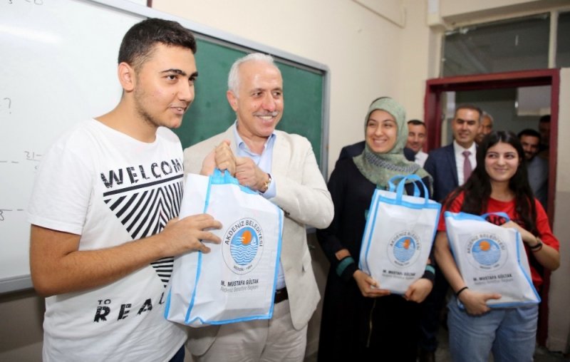 Akdeniz Belediye Başkanı Muhammet Mustafa Gültak’tan Gençlere Üniversite Hazırlık Kitap Seti