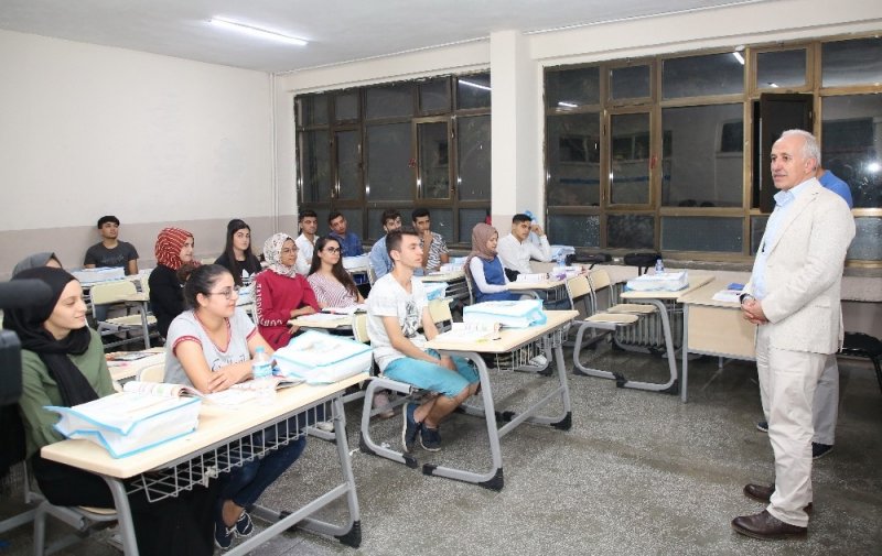 Akdeniz Belediye Başkanı Muhammet Mustafa Gültak’tan Gençlere Üniversite Hazırlık Kitap Seti