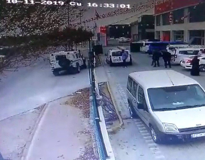 Trafikte Tartıştığı Gençlerin Elektrikli Bisikletini Ciple Ezdi