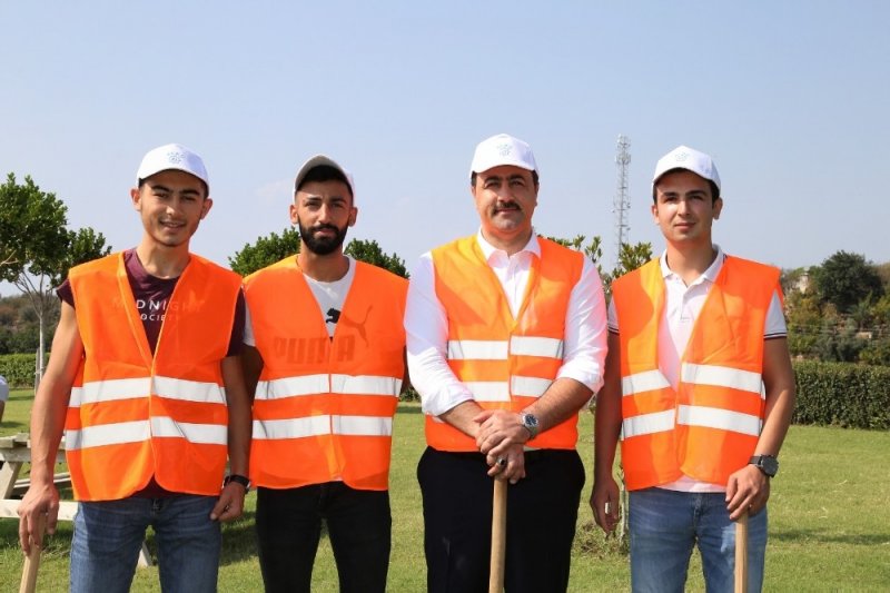 ALKÜ Rektörü Prof. Dr. Ekrem Kalan, Öğrencilerle Ağaçlara Bakım Yaptı
