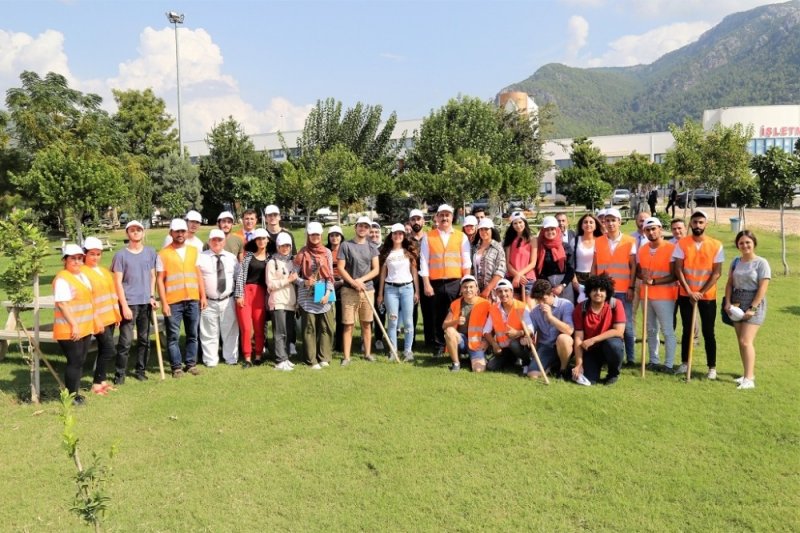 ALKÜ Rektörü Prof. Dr. Ekrem Kalan, Öğrencilerle Ağaçlara Bakım Yaptı