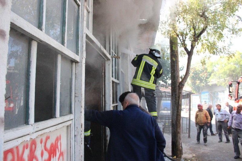 Karaman’da Depo Yangını Büyümeden Önlendi