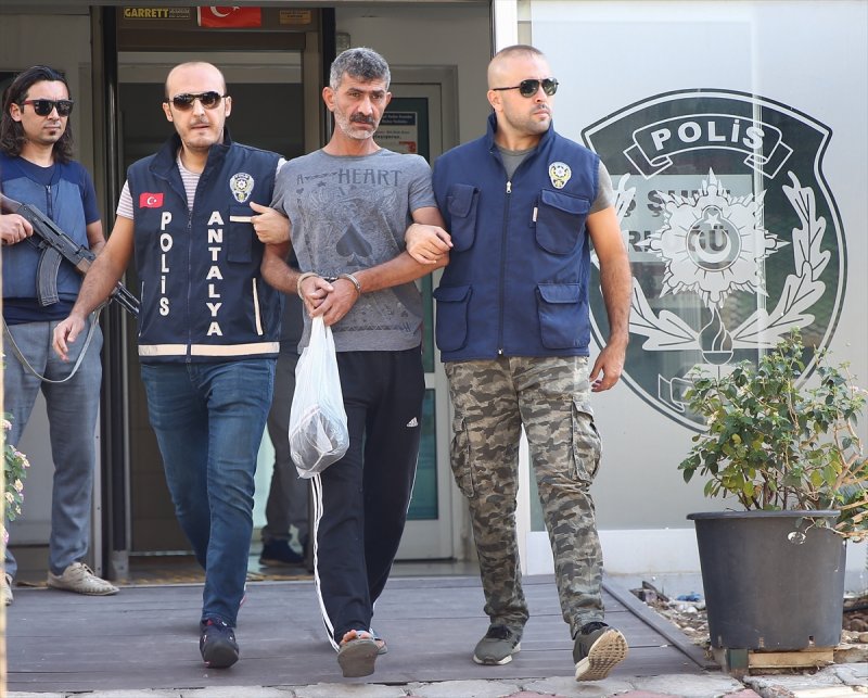 Antalya'da 4 Kasa Patlatan Hırsızlar Yakalandı