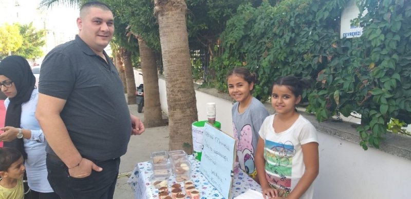 Kek Yaptırıp Sattılar Parasını Mehmetçiğe Bağışladılar