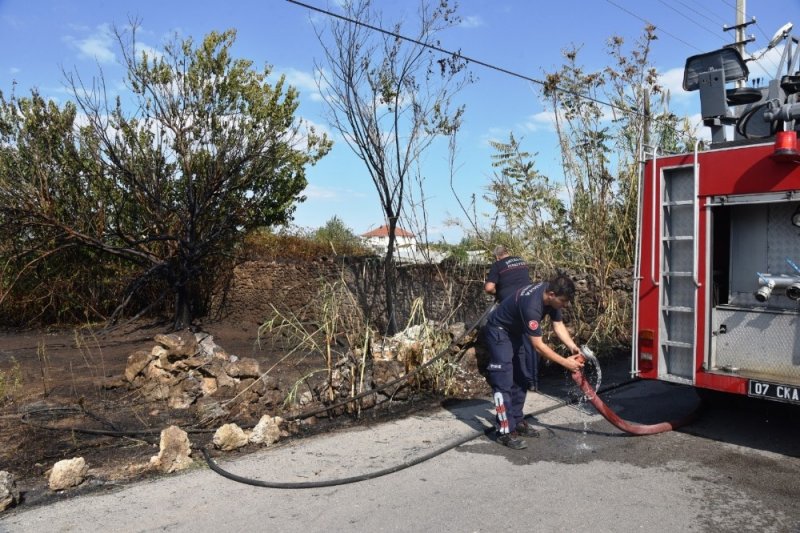 Antalya'da Yerleşim Yerine Yakın Otluk ve Çalılık Alanda Yangın Çıktı