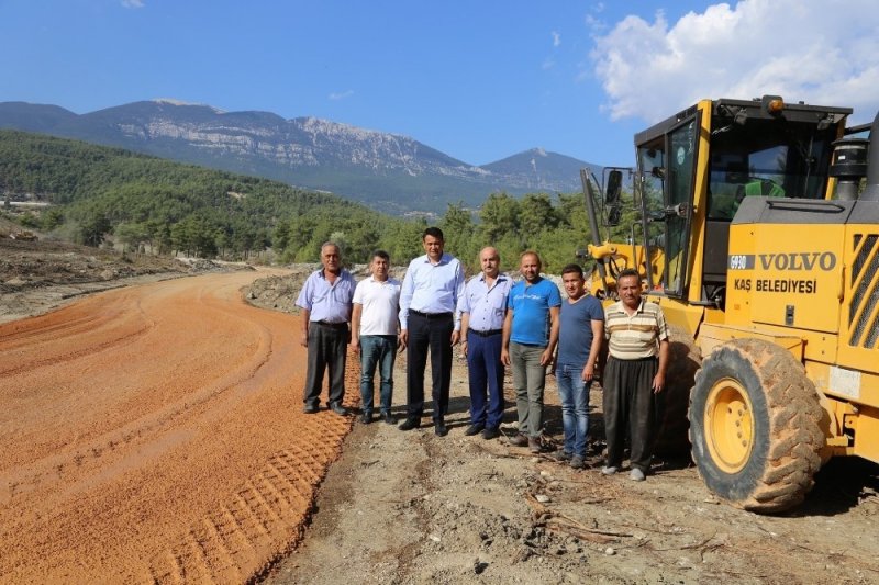 Kaş Belediyesi Fen İşleri Müdürlüğü Ekipleri, İlçeye Bağlı Mahallelerde Çalışmalarına Devam Ediyor
