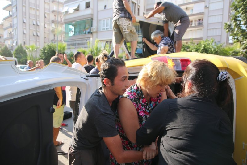 Antalya'da Otomobil İle Taksi Çarpıştı: Yaralılar Var