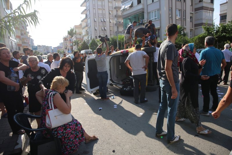 Antalya'da Otomobil İle Taksi Çarpıştı: Yaralılar Var