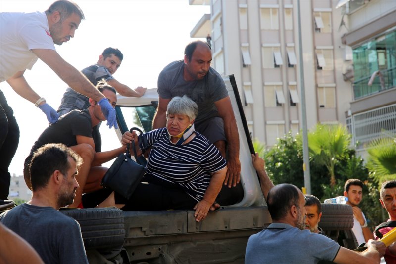 Antalya'da Otomobil İle Taksi Çarpıştı: Yaralılar Var