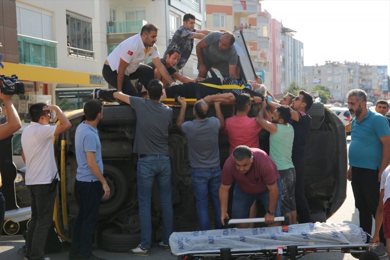 Antalya'da Otomobil İle Taksi Çarpıştı: Yaralılar Var