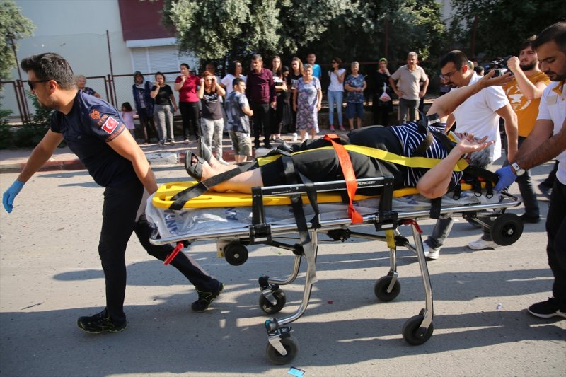 Antalya'da Otomobil İle Taksi Çarpıştı: Yaralılar Var