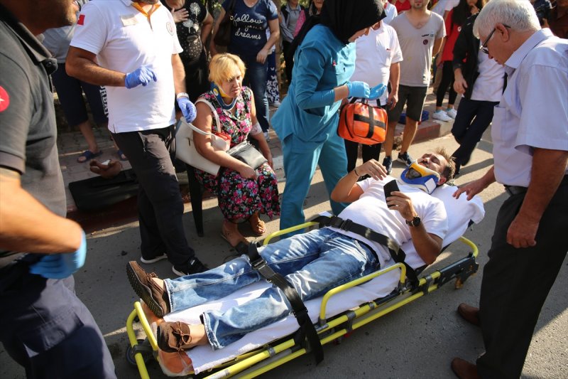 Antalya'da Otomobil İle Taksi Çarpıştı: Yaralılar Var