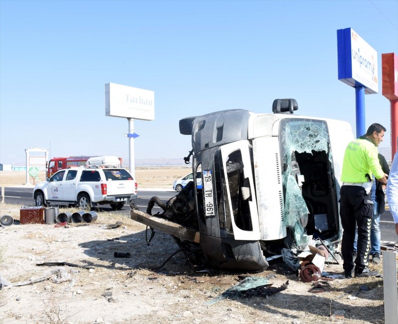 Aksaray'da Soba Yüklü Minibüs İle Otomobil Çarpıştı: 6 Yaralı