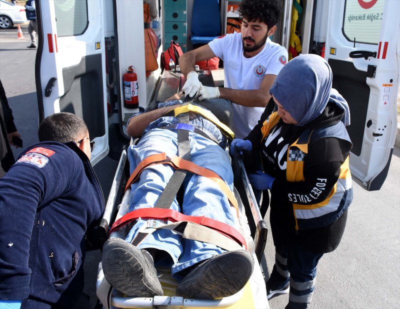Aksaray'da Soba Yüklü Minibüs İle Otomobil Çarpıştı: 6 Yaralı