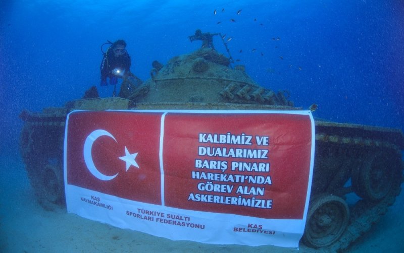 Fotoğraf Sanatçıları Su Altında Pankart Açarak, Barış Pınarı Harekâtına Destek Verdi