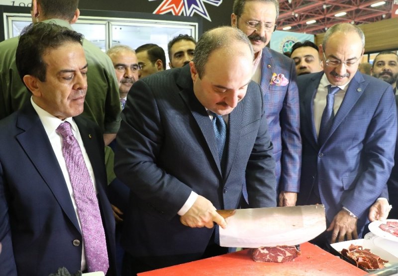Sanayi ve Teknoloji Bakanı Mustafa Varank, Fuarda Pastırma Kesti