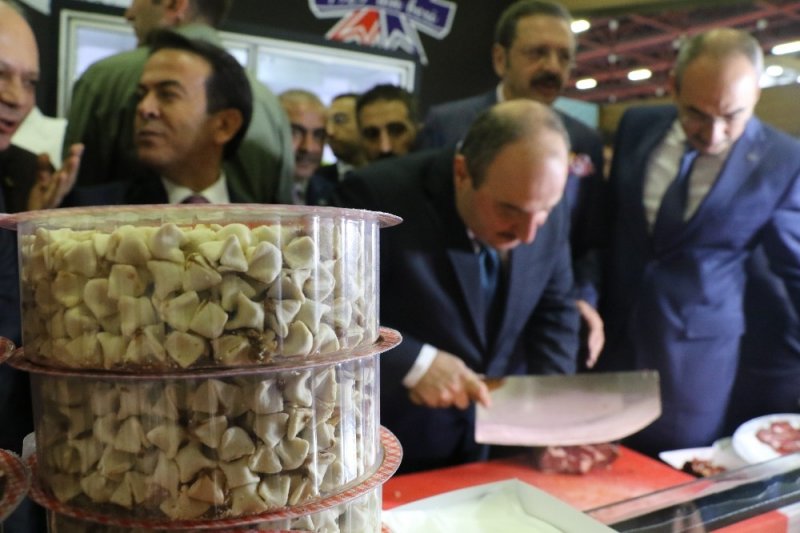 Sanayi ve Teknoloji Bakanı Mustafa Varank, Fuarda Pastırma Kesti