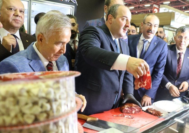 Sanayi ve Teknoloji Bakanı Mustafa Varank, Fuarda Pastırma Kesti
