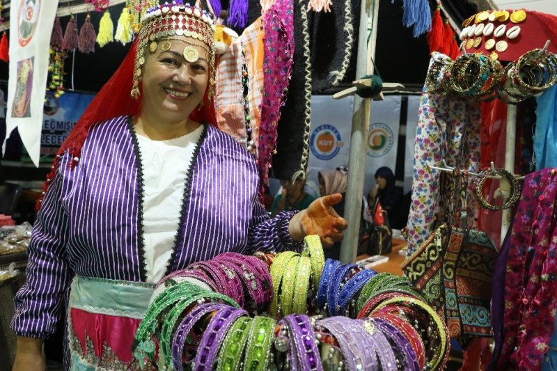 Sanayi ve Teknoloji Bakanı Mustafa Varank, Fuarda Pastırma Kesti