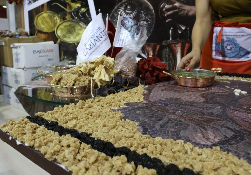 Sanayi ve Teknoloji Bakanı Mustafa Varank, Fuarda Pastırma Kesti