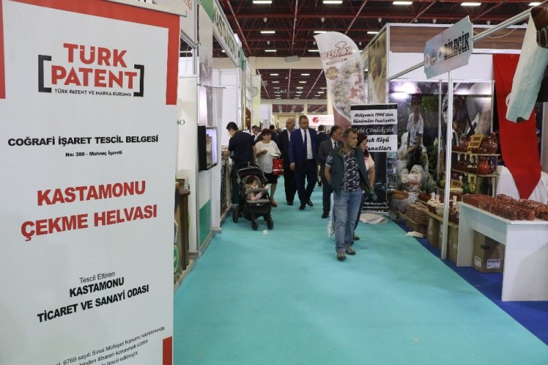 Sanayi ve Teknoloji Bakanı Mustafa Varank, Fuarda Pastırma Kesti