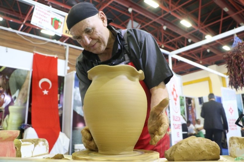 Sanayi ve Teknoloji Bakanı Mustafa Varank, Fuarda Pastırma Kesti