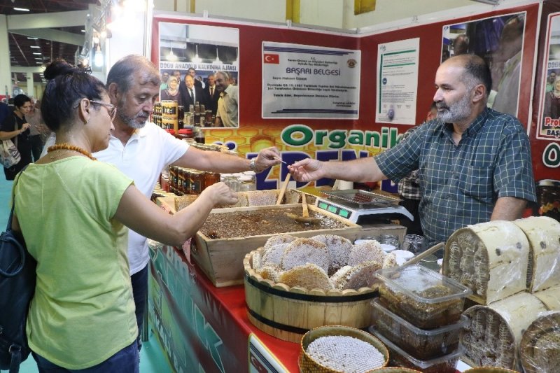Sanayi ve Teknoloji Bakanı Mustafa Varank, Fuarda Pastırma Kesti