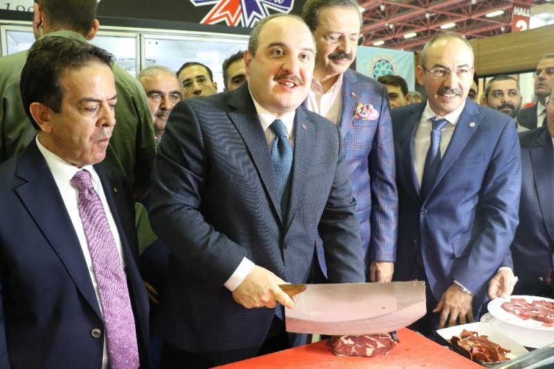 Sanayi ve Teknoloji Bakanı Mustafa Varank, Fuarda Pastırma Kesti