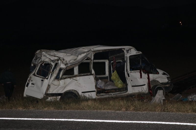 Tarım İşçilerini Taşıyan Minibüs Devrildi: 14 Yaralı