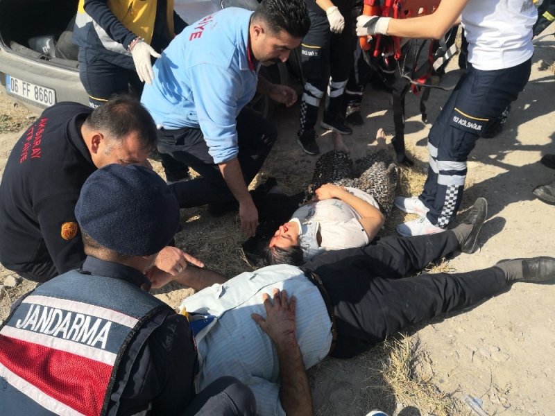 Minibüsle Otomobil Çarpıştı, Yaralılar Refüje Saçıldı: 6 Yaralı