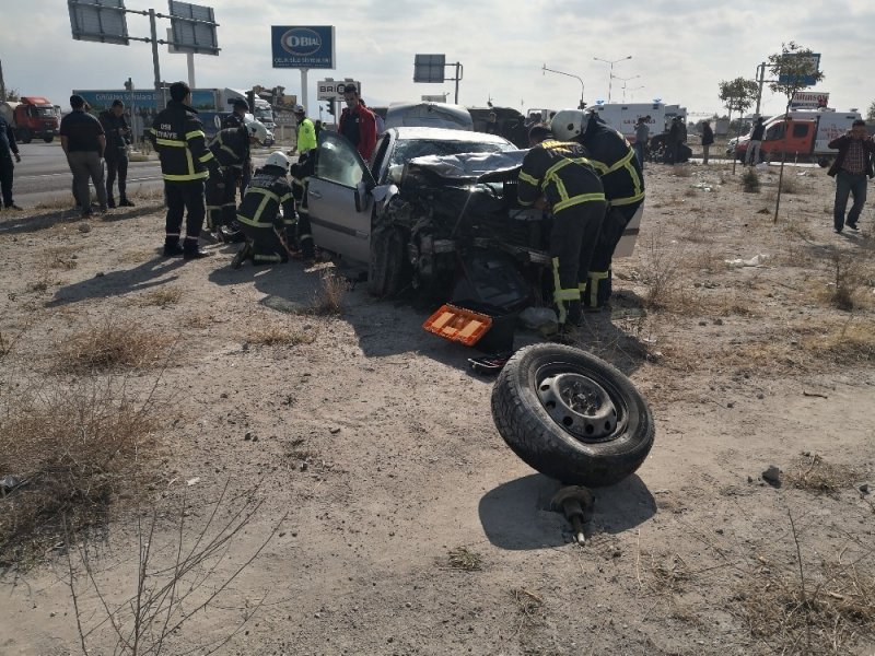 Minibüsle Otomobil Çarpıştı, Yaralılar Refüje Saçıldı: 6 Yaralı