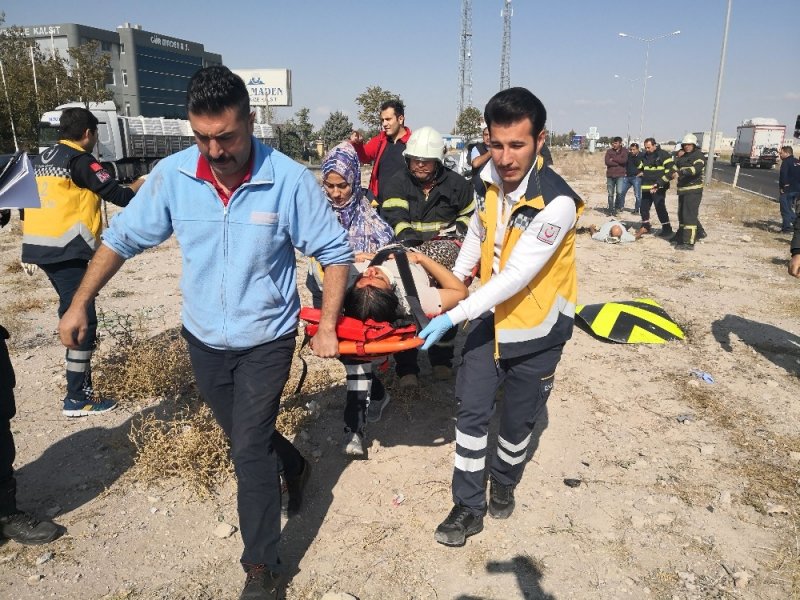 Minibüsle Otomobil Çarpıştı, Yaralılar Refüje Saçıldı: 6 Yaralı