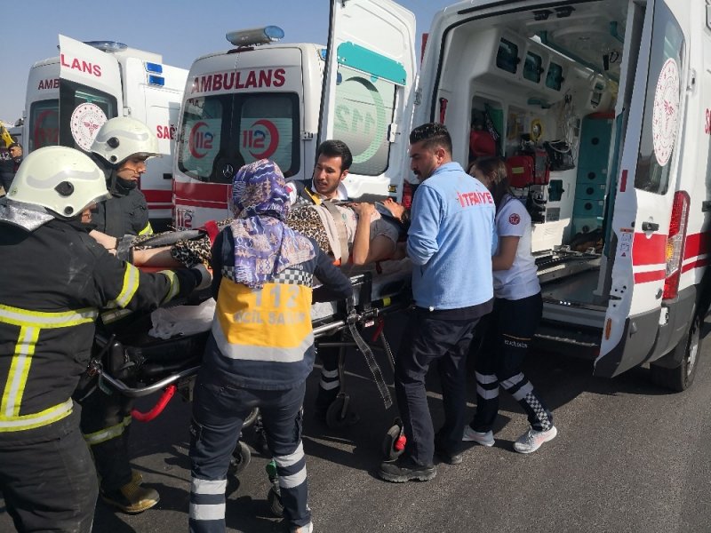 Minibüsle Otomobil Çarpıştı, Yaralılar Refüje Saçıldı: 6 Yaralı