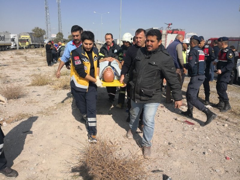 Minibüsle Otomobil Çarpıştı, Yaralılar Refüje Saçıldı: 6 Yaralı