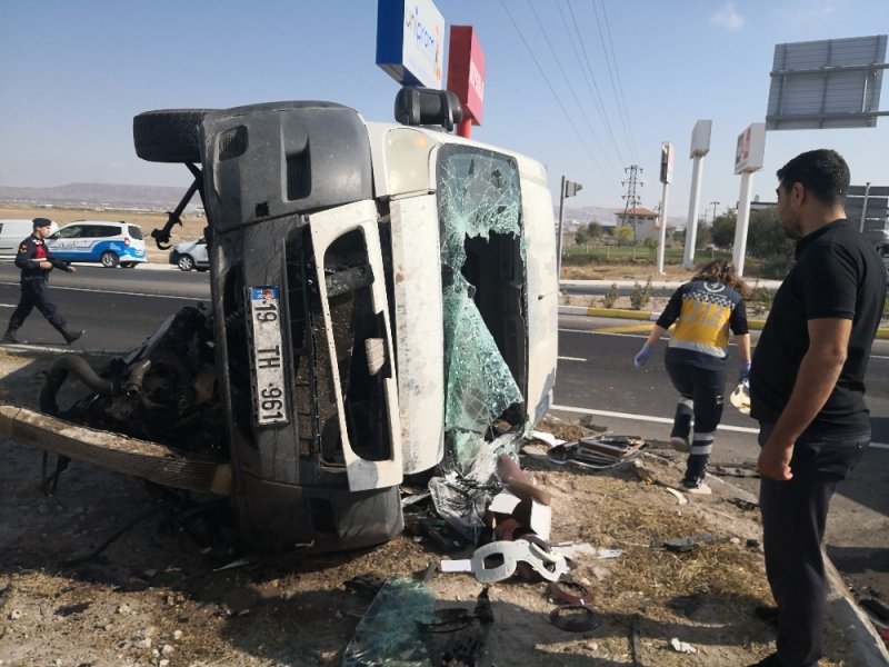 Minibüsle Otomobil Çarpıştı, Yaralılar Refüje Saçıldı: 6 Yaralı