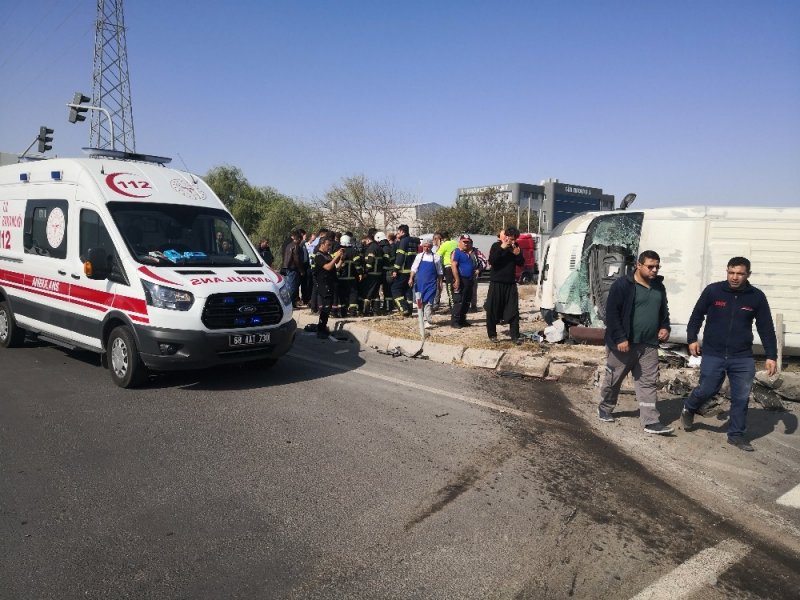 Minibüsle Otomobil Çarpıştı, Yaralılar Refüje Saçıldı: 6 Yaralı