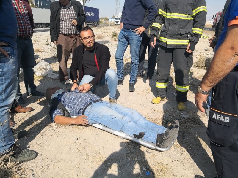 Minibüsle Otomobil Çarpıştı, Yaralılar Refüje Saçıldı: 6 Yaralı